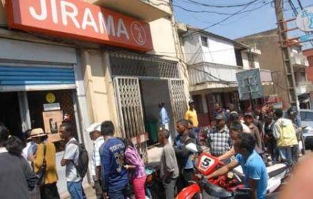 Les habitants de Voh&eacute;mar ferment le si&egrave;ge local de la Jirama en signe de protestation 