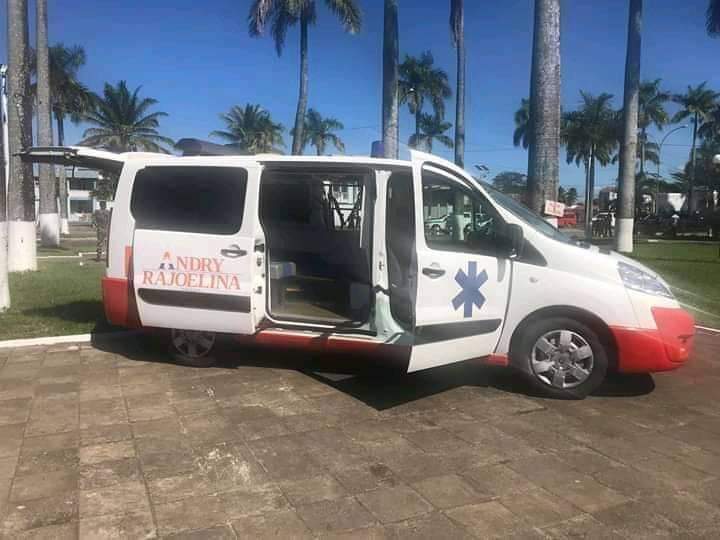 Toamasina &agrave; eu une nouvelle ambulance de couleur : Orange